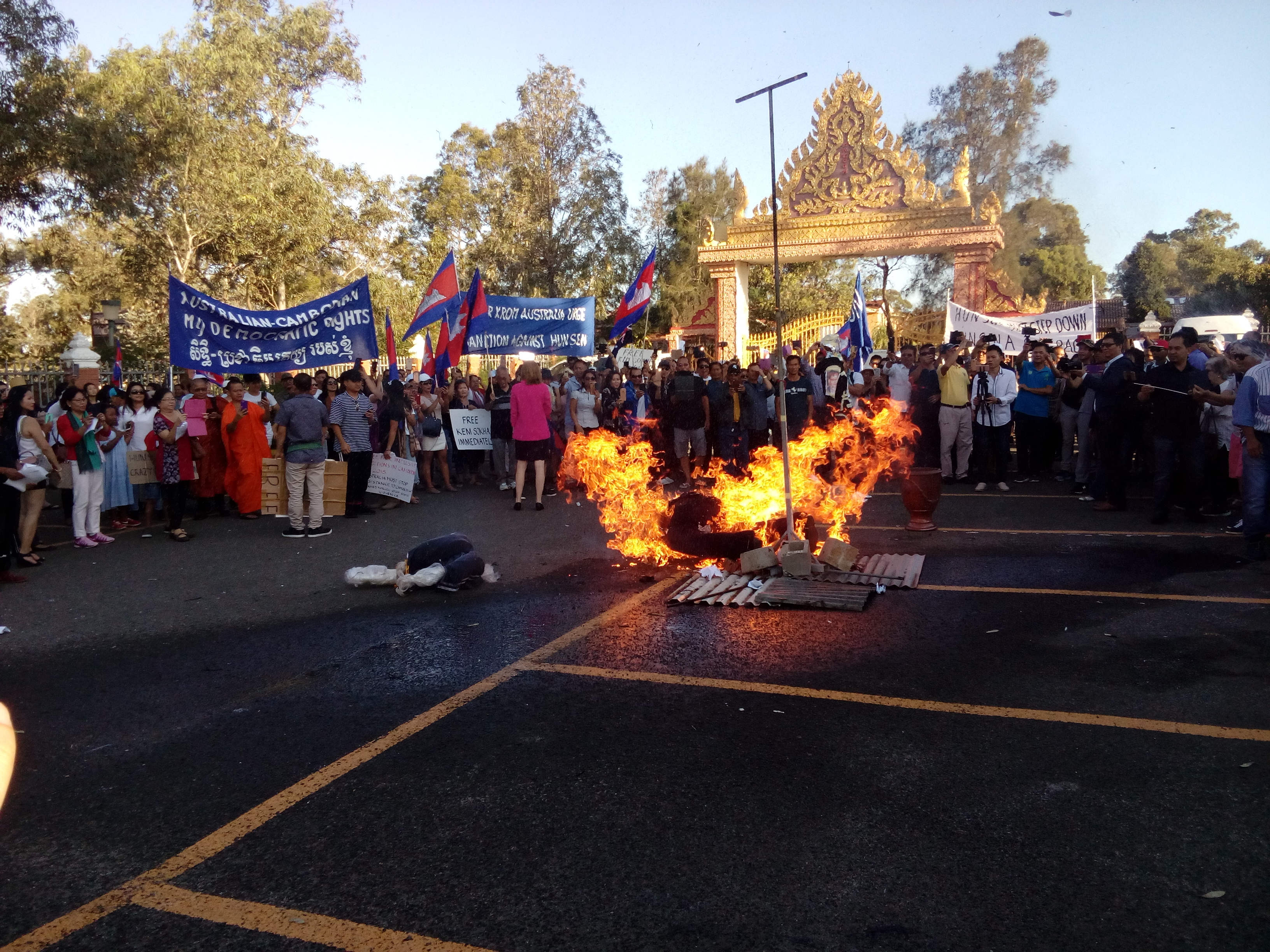 Cambodian activists burn an effigy of Hun Sen outside a temple in Sydney&rsquo;s west.