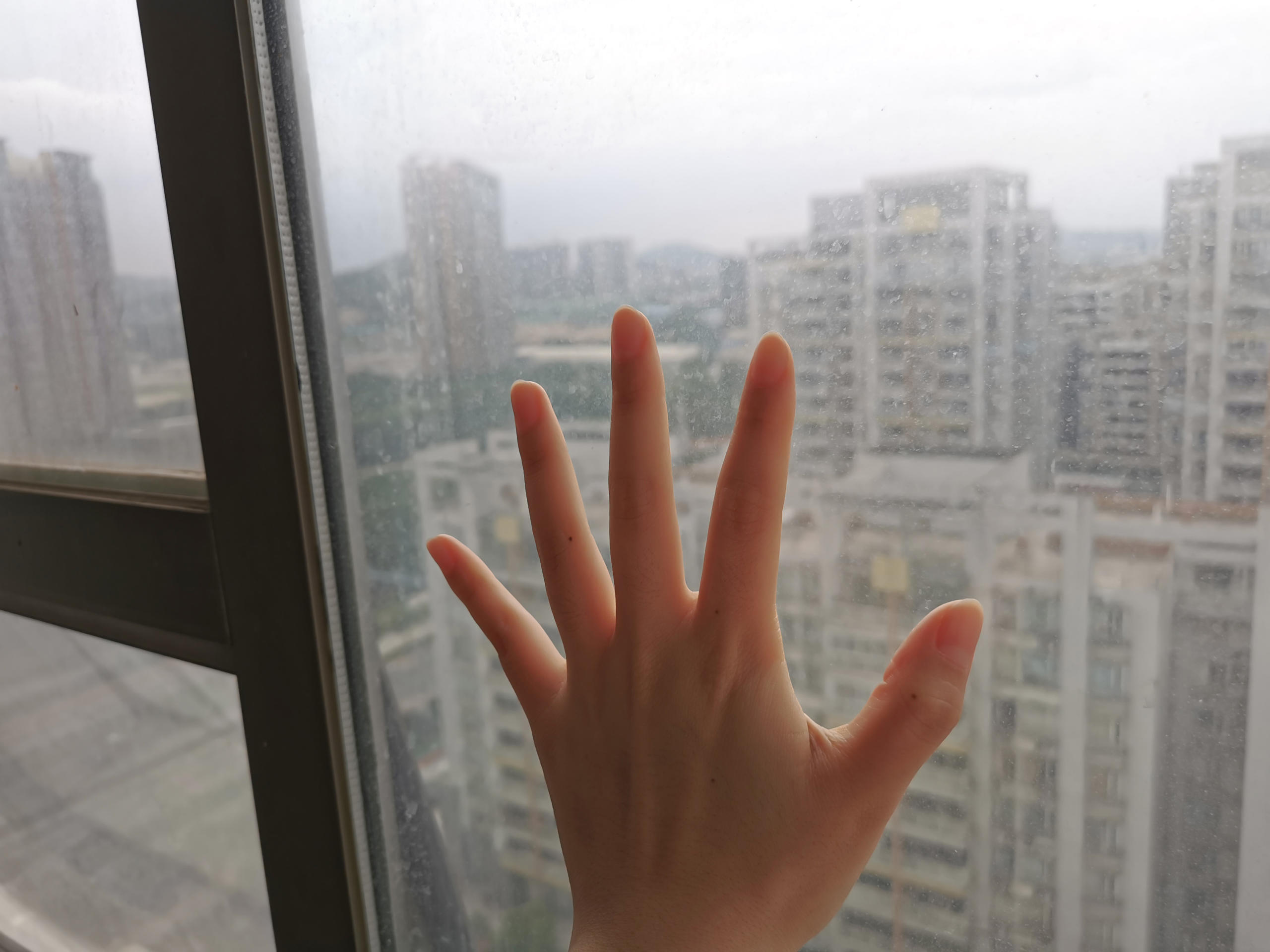As the days dragged on, Zifeng desperately wanted to go outdoors for a walk. But the COVID-19 quarantine rules in China do not permit the guests to leave their rooms. Zifeng counted down the days until she could be reunited with her parents. Image credit: Zifeng Zhang
