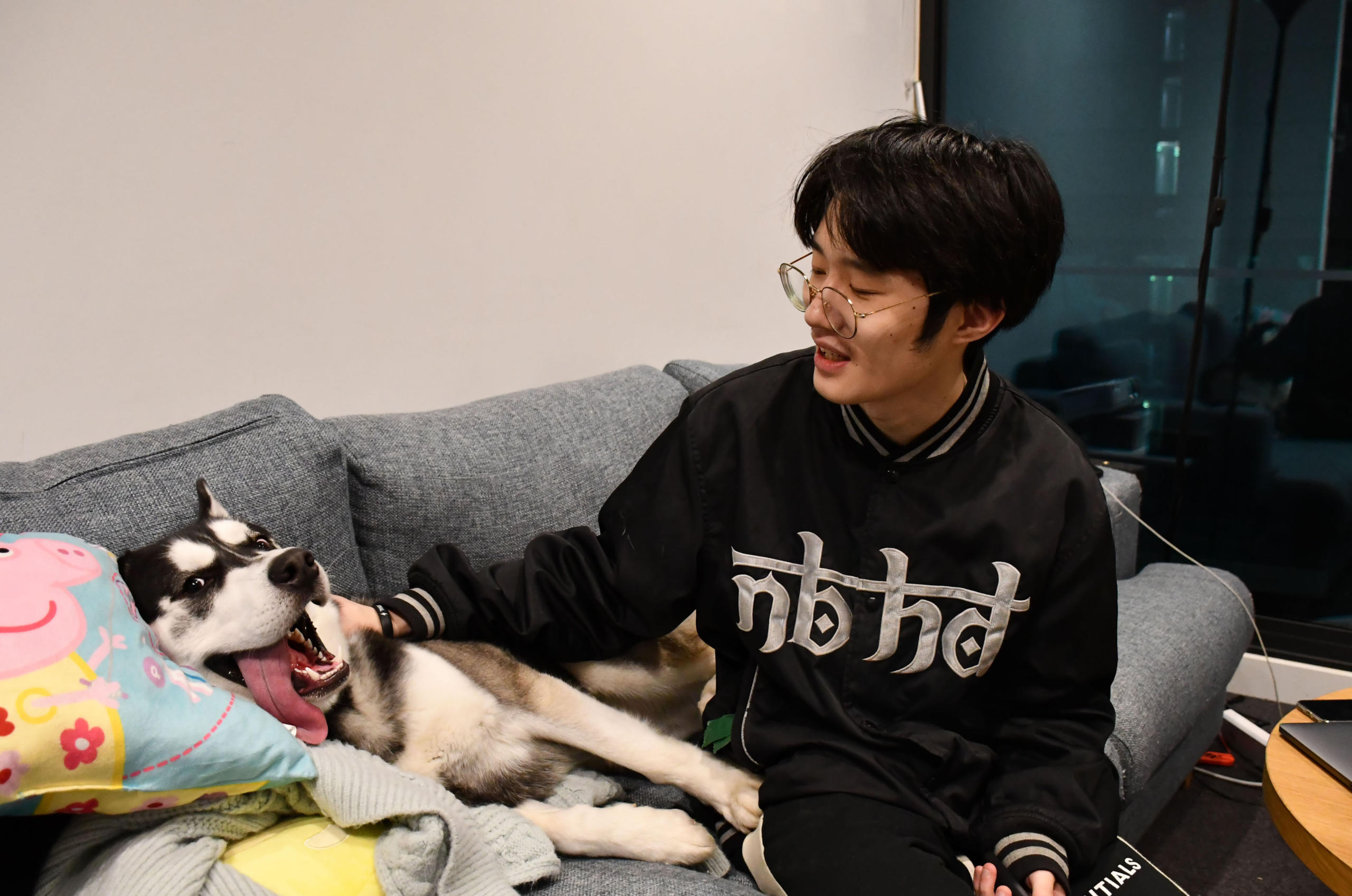 While suffering from loneliness living in Melbourne, Karl Xiao&rsquo;s doctor advised him to get out and meet new people. But Karl says he was too shy, so he chose a more comfortable way to make new friends &mdash; he got a dog. Not only has his adopted dog Hammer helped Karl to feel less lonely, spending time outdoors walking Hammer has helped him meet new people. Photo: Fanqui Liu