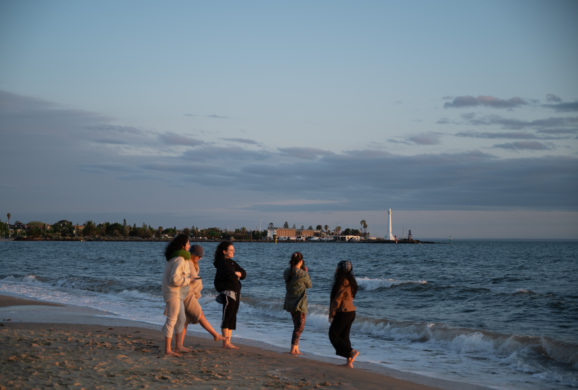 Members of the Latin American Women&rsquo;s Circle take off their shoes and walk towards the sea, feeling the warmth beneath their feet as the sun sets at St Kilda beach. The sunshine reflects on their smiling faces. They believe watching the sunset together is a way to escape from the busy city life, allowing them to fully enjoy the beauty of the current moment.
