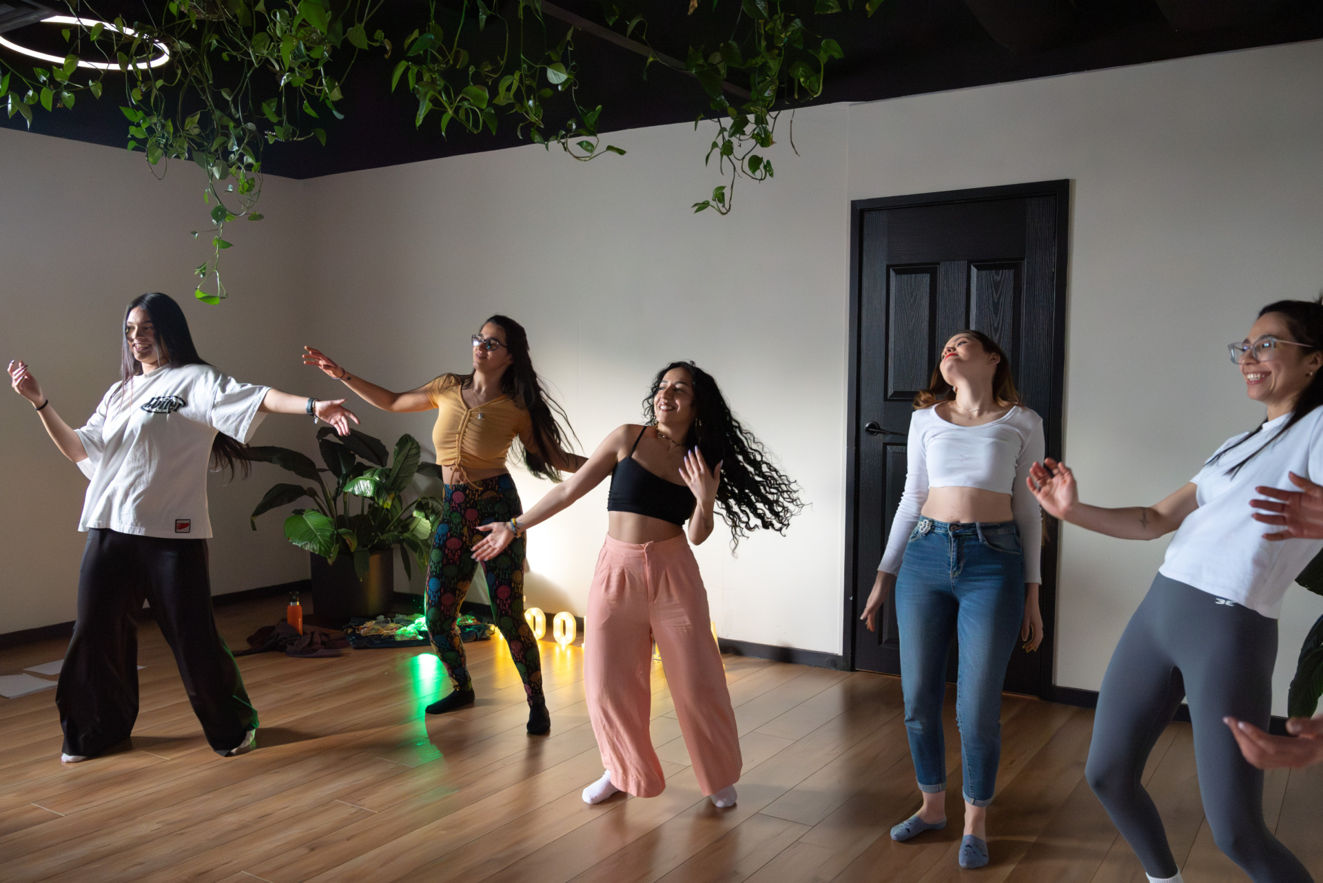 The Latin American Women&rsquo;s Circle members dance joyfully to the music, free from any fixed movements, expressing themselves naturally as their bodies sway with the changing melodies. Each person immerses herself in the rhythm, releasing inner tensions and feeling the joy that each movement brings, with every step a sign of female strength and unity.