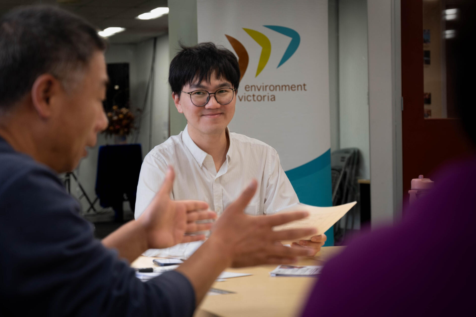 Peizhi Jiang from Environment Victoria facilitates a table talk with English Corner participants, Box Hill. Photo by Theon&eacute; van der Merwe