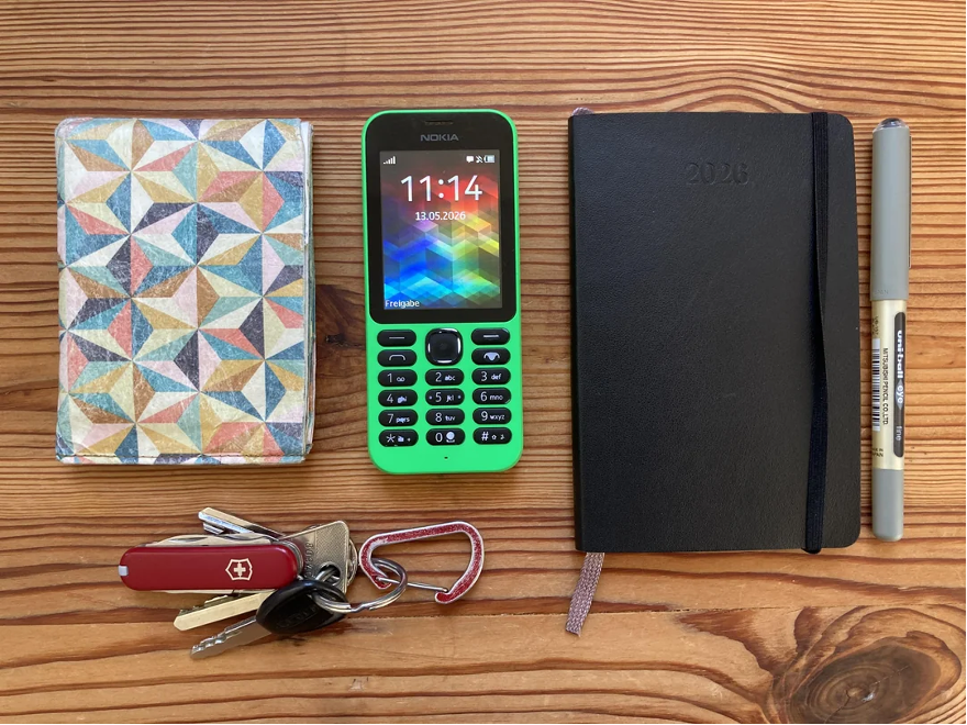 Reddit user u/menguinponkey&rsquo;s everyday carry, shared to r/dumbphones. Source: r/dumbphones